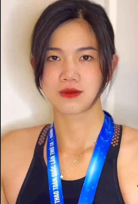 Ánh Viên hóm hỉnh nói cười và vô tư véo mũi mình trước camera với lời chia sẻ câu chuyện xung quanh chiếc mũi bị nghi đã có sự can thiệp dao kéo.