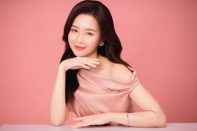 Ngay từ khi còn là sinh viên năm 4, với gương mặt trẻ trung, xinh xắn, tràn đầy sự tự tin, nhiệt huyết Bùi Minh Hằng đã "lọt vào mắt xanh" nhà đài.