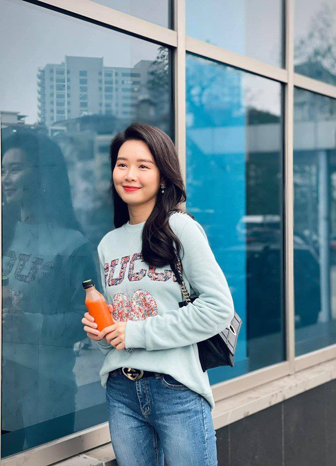 Thậm chí, Minh Hằng bị nói rằng "make up cũng không cứu nổi", dù mọi người đã cố gắng trang điểm đậm, làm kiểu tóc cho có vẻ đứng tuổi. Thời gian đó, nữ MC xinh đẹp này còn được khuyên là nên chuyển sang làm MC chương trình thiếu nhi hay giải trí.