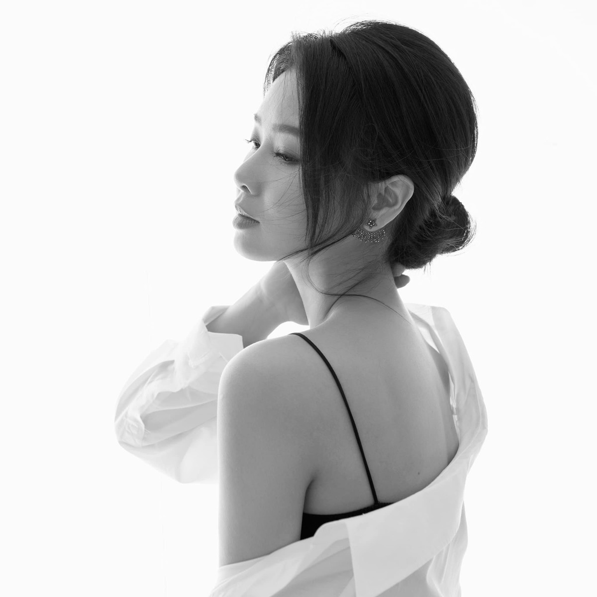 Minh Hằng chọn phong cách thời trang nhẹ nhàng, nữ tính. Cô thường xuyên chọn các bộ váy dịu dàng khi đi chơi với bạn bè hoặc quần jean áo thun để dễ hoạt động, lại trông gần gũi hơn.