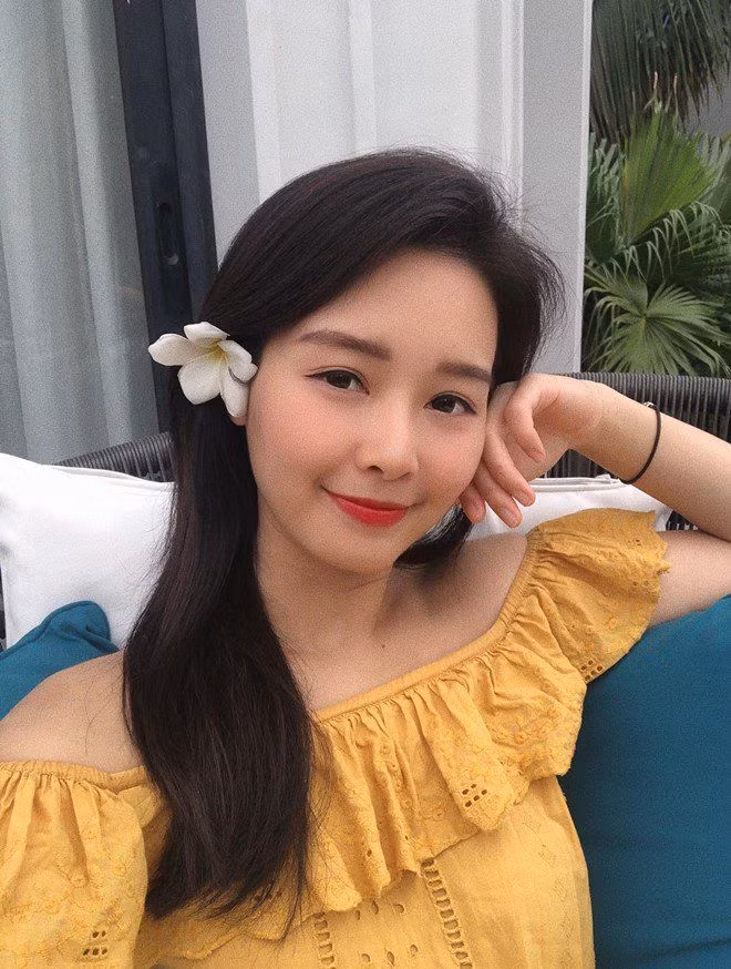 Từng có thời điểm, Minh Hằng đảm nhiệm cả phóng viên - biên tập viên - dẫn chương trình của Bản tin tài chính và hoàn thành tốt nhiệm vụ của mình.