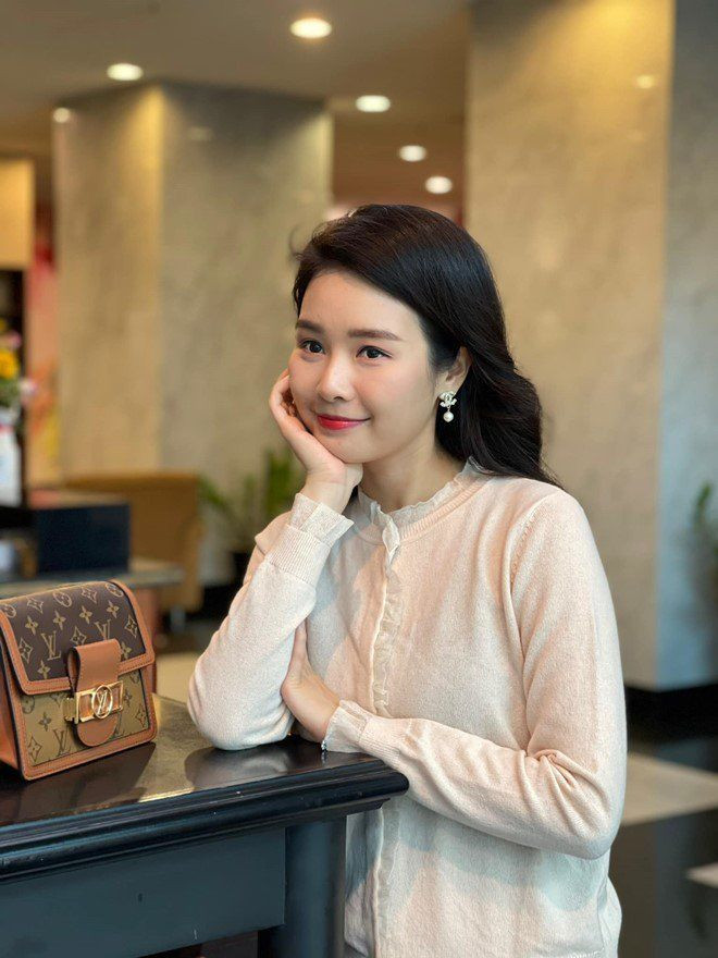 Thời gian đó, Bùi Minh Hằng đã không từ bỏ đam mê của mình và chuyển về làm phóng viên của phòng Kinh tế để lấy kinh nghiệm từ các đàn anh, đàn chị đi trước. Sau 3 năm thì cô gái trẻ được các lãnh đạo trao thêm cơ hội một lần nữa.