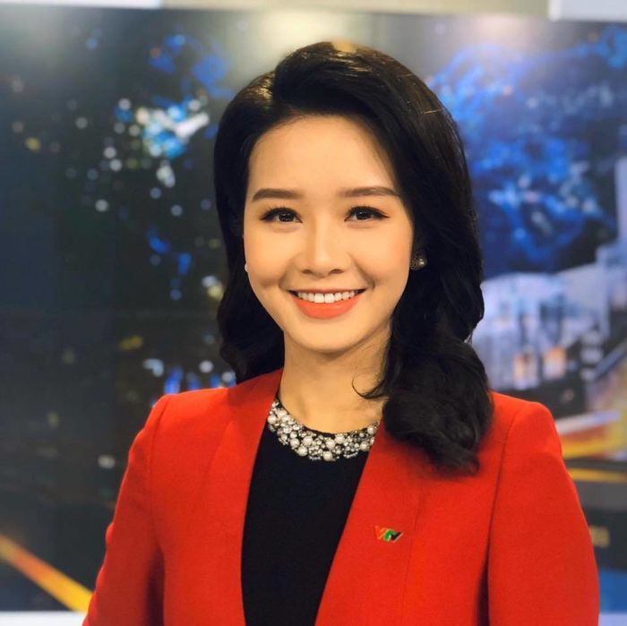 Tuy nhiên, ít ai biết được rằng, trước khi có suất lên sóng này, nữ MC VTV - Bùi Minh Hằng phải trải qua nhiều cố gắng, nỗ lực phía sau hậu trường.