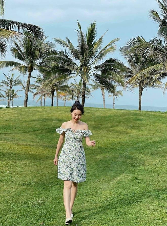 Cụ thể, Minh Hằng chia sẻ: "Khi đó, mọi người phản hồi nhiều nhất là mặt tôi trông trẻ quá, không có sự đĩnh đạc, chín chắn và độ tin cậy cần thiết. Kiểu như đứa trẻ con lên sóng nói toàn câu chuyện vĩ mô".