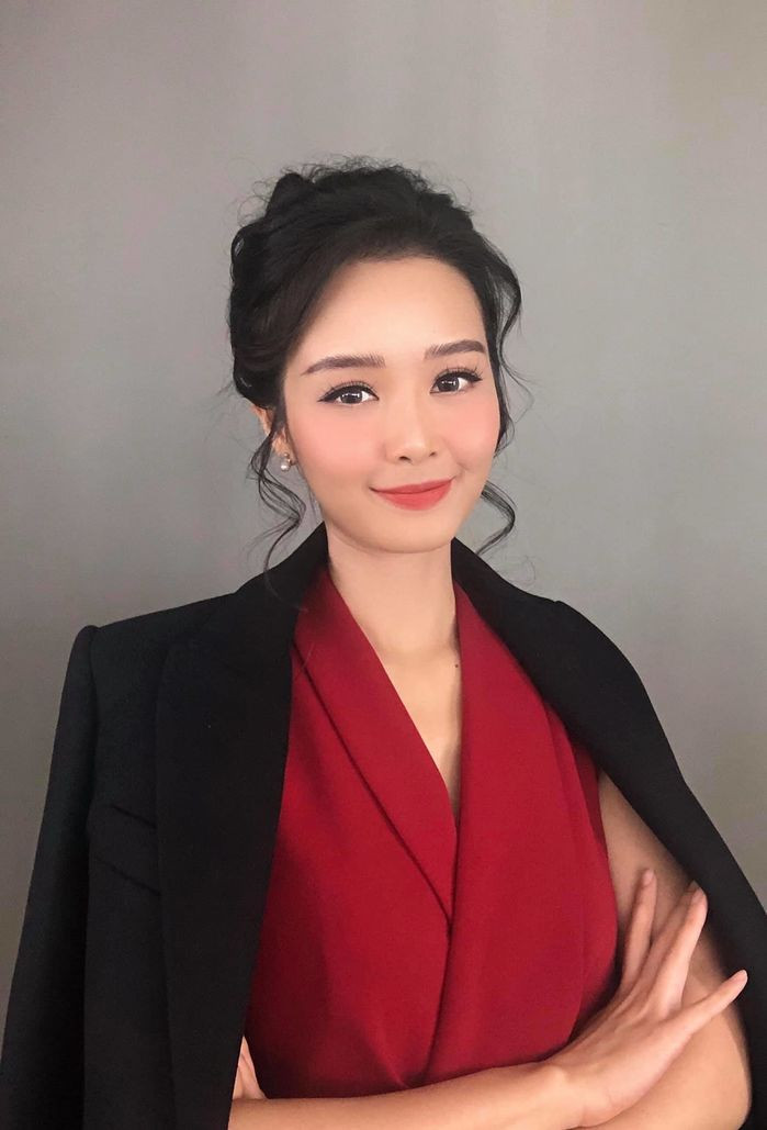 Bùi Minh Hằng sinh năm 1988, ngay từ nhỏ đã có có ước mơ trở thành một BTV, MC dẫn truyền hình vì thế đã thi vào Học viện Báo chí và Tuyên truyền để trở thành MC chuyên nghiệp.