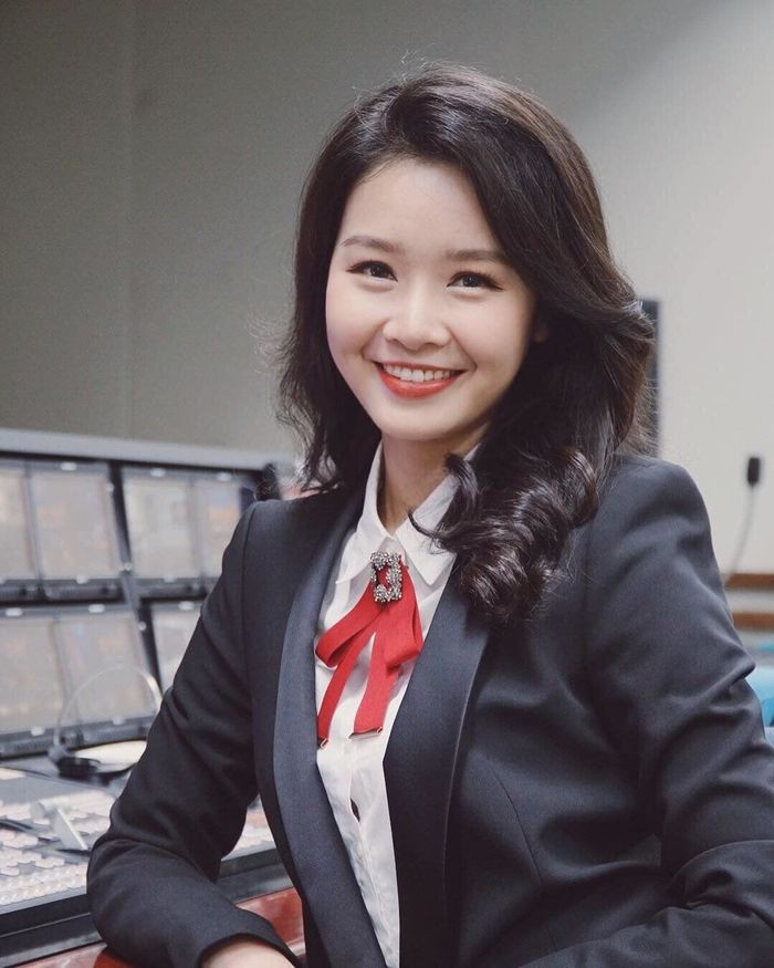 Bùi Minh Hằng hiện là nữ MC VTV, cô nàng thường xuất hiện trong vai trò người dẫn chương trình Bản tin tài chính kinh doanh của Trung tâm tin tức VTV24.