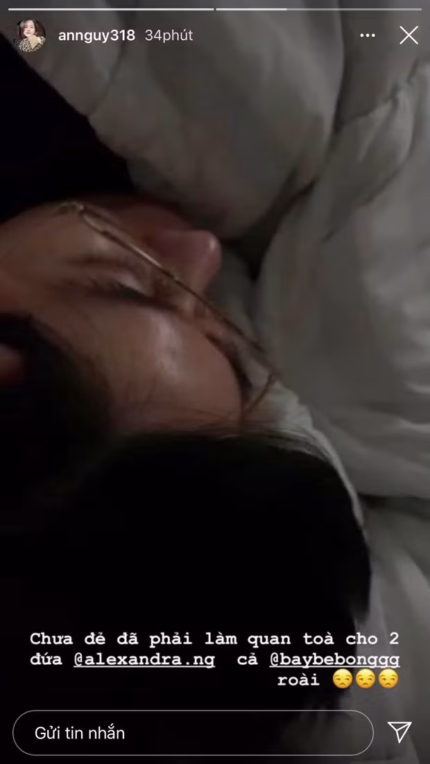 Chẳng hạn như mới đây, khi Alex nằm gần bụng bầu của An Nguy thì Bay (nickname cặp đôi đặt cho em bé) đã đạp bụng mẹ liên tục.
