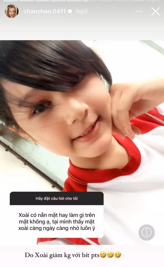 Mới nhất, một người lại hỏi dò về gương mặt nhỏ nhắn của Xoài Non: “Xoài có nắn mặt hay làm gì trên mặt không ạ? Tại mình thấy mặt Xoài ngày càng nhỏ luôn ý”.