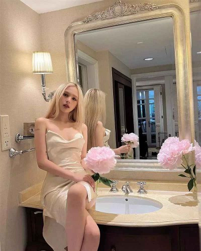 Trong những khoảnh khắc này, Xoài Non không lung linh như khi trang điểm nhưng lại sở hữu làn da trắng trẻo, mịn màng cùng nhan sắc đâu ra đấy và nhận về nhiều lời khen từ mọi người.