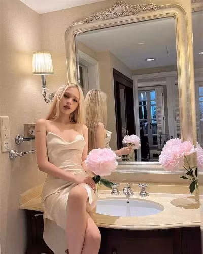 Trong những khoảnh khắc này, Xoài Non không lung linh như khi trang điểm nhưng lại sở hữu làn da trắng trẻo, mịn màng cùng nhan sắc đâu ra đấy và nhận về nhiều lời khen từ mọi người.