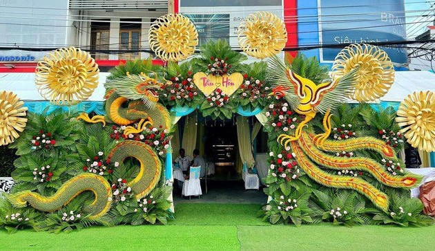 Mới đây, mạng xã hội chia sẻ hình ảnh chiếc cổng cưới lá dừa miền Tây được thực hiện vô cùng tỉ mỉ, đẹp mắt.