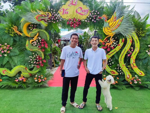 Thay vì kết cổng cưới bằng hoa hay vải lụa, bóng bay như các tỉnh thành miền Bắc. Ở miền Tây họ lại chọn chất liệu là lá dừa, lá cọ để tạo thành chiếc cổng cưới độc đáo, đẹp mắt và ý nghĩa.