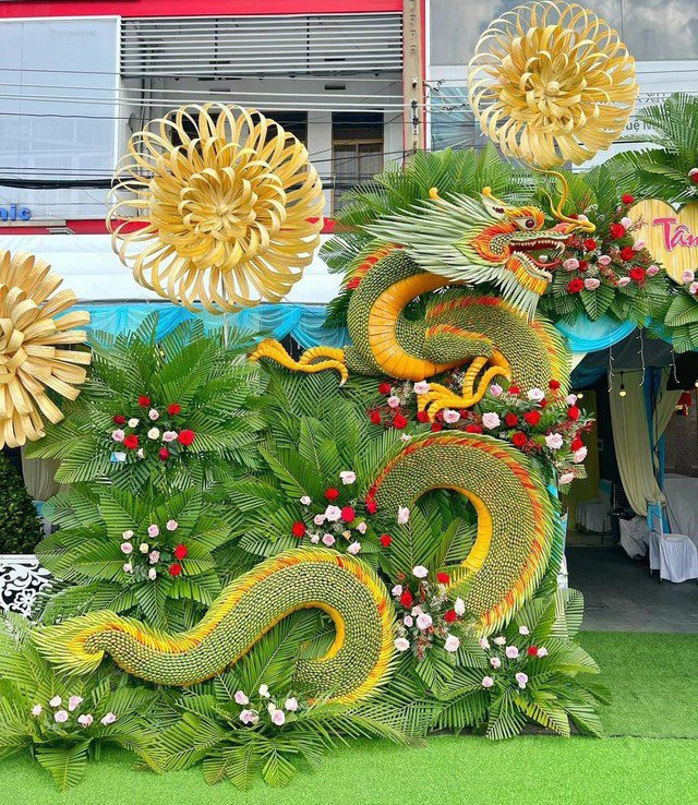 Trước kia ở miền Tây Nam bộ, những chiếc cổng cưới lá dừa hết sức giản dị và đơn sơ. Chỉ cần tàu lá dừa, cây chuối… cùng một số ít phụ kiện đơn giản như lá, buồng trái của cây cũng đủ để tạo thành một chiếc cổng cưới đẹp khiến khách mời từ phương xa phải trầm trồ.