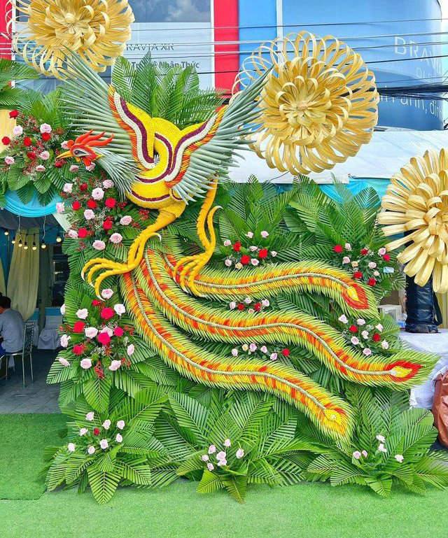 Những năm gần đây, xu hướng trang trí cổng cưới lá dừa dần trở nên thu hút hơn và rất được mọi người và đặc biệt là các bạn trẻ yêu thích. Do đó, dịch vụ làm cổng cưới lá dừa cũng dần xuất hiện và phát triển như hôm nay.