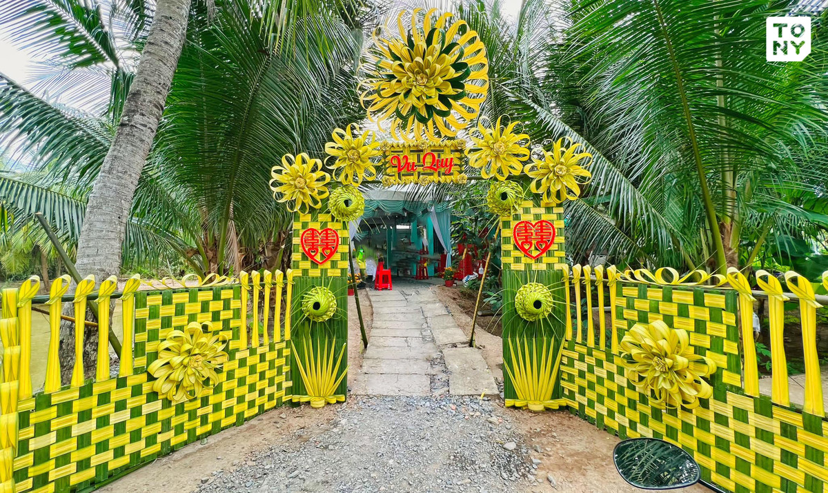 Cổng cưới lá dừa là nét văn hóa đặc sắc ở miền Tây, với các vùng miền khác có thể trông lạ mắt nhưng người miền Tây thì vô cùng quen thuộc.
