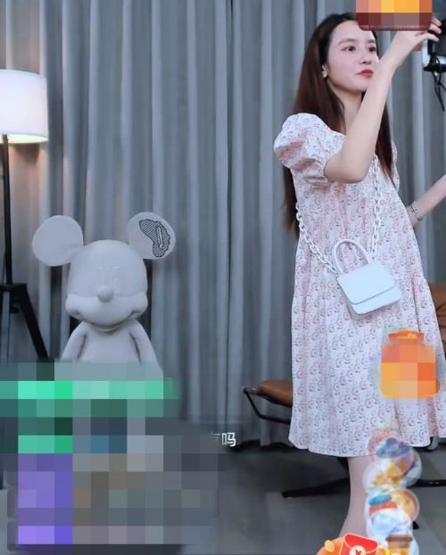 Cụ thể, nếu nhìn vào phong cách trước đây của Trương Đại Dịch, dễ dàng có thể nhận thấy cô nàng bị tố cặp kè với Chủ tịch Taobao thích mặc quần áo ôm sát người để khoe vóc dáng cân đối. Nhưng hiện tại, cô đã chuyển sang mặc những trang phục rộng thùng thình.