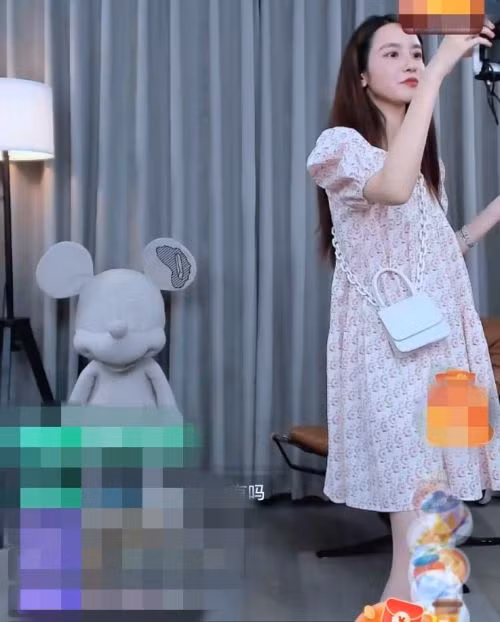 Cụ thể, nếu nhìn vào phong cách trước đây của Trương Đại Dịch, dễ dàng có thể nhận thấy cô nàng bị tố cặp kè với Chủ tịch Taobao thích mặc quần áo ôm sát người để khoe vóc dáng cân đối. Nhưng hiện tại, cô đã chuyển sang mặc những trang phục rộng thùng thình.