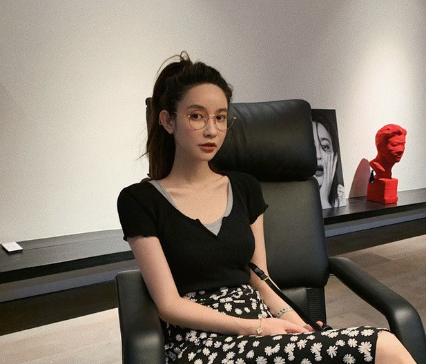 Trước hình ảnh vòng hai to bất thường của Trương Đại Dịch, nhiều người cho rằng, vì ở nhà thường xuyên trong mùa dịch và chế độ ăn uống đầy dinh dưỡng khiến vòng 2 cô nàng đầy đặn hơn.