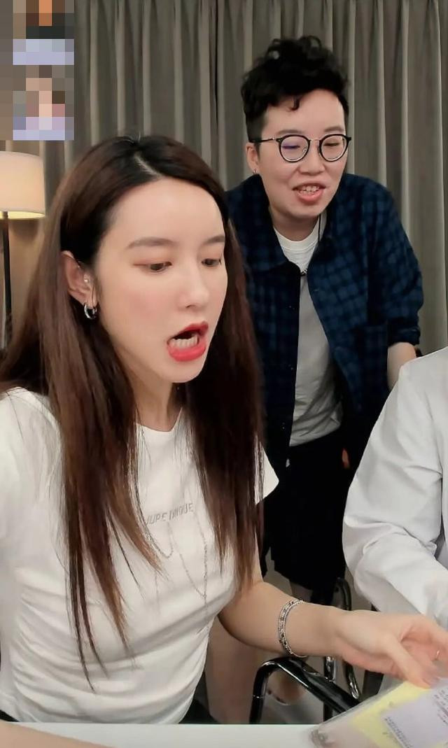 Mới đây, dân tình trên MXH Trung Quốc cũng chú ý tới cách ăn mặc của Trương Đại Dịch khi cô nàng bất ngờ lộ phong cách và để lộ vòng 2 to bất thường.