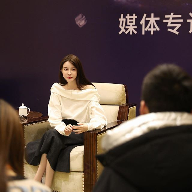 Thậm chí, để phủ nhận thông tin trên, Trương Đại Dịch từng kéo áo khoe bụng phẳng lì trên buổi phát sóng trực tiếp hay khoe những món mà người mang thai không sử dụng như rượu bia, đồ chiên, snack,...