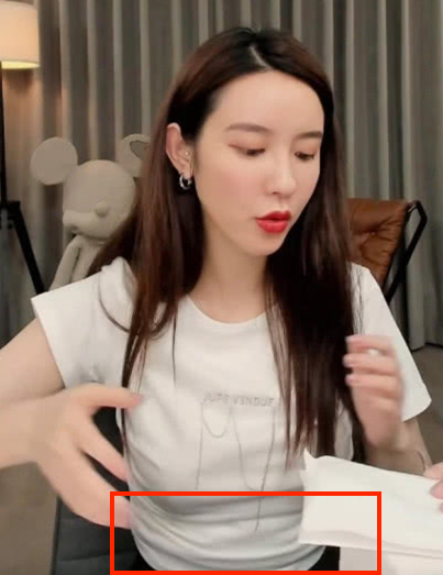 Trong khi đó, "tuesday" trong cuộc lùm xùm liên quan đến gia đình Chủ tịch Taobao là Trương Đại Dịch đã trở lại và ngầm thông báo mình đang rơi vào trầm cảm, không còn muốn cười tươi như trước kia.