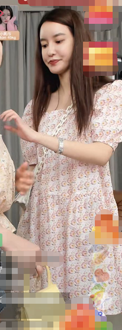 Tuy nhiên, khi dân mạng chưa kịp hiểu được lý do thì trong buổi phát sóng mới nhất, cô hot girl đời đầu của Trung Quốc đã lộ vòng 2 to bất thường.