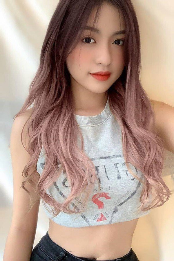 Cũng chính nhờ đoạn clip này mà nhiều người đã gọi luôn Trần Thanh Tâm là “ hot girl bắp cần bơ”. Nổi tiếng chưa lâu, chuyện nhan sắc của cô nàng còn gây ra nhiều tranh cãi nhưng xét riêng về phong cách thời trang, có lẽ nhiều cô gái sẽ phải học tập.