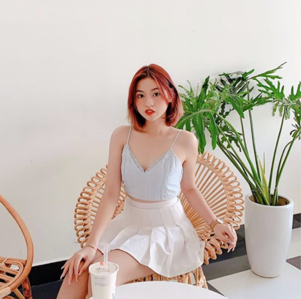 Trong chiếc áo ngắn, khoe được vòng eo, Trần Thanh Tâm Trần được khen với phong cách thời trang trẻ trung, năng động.