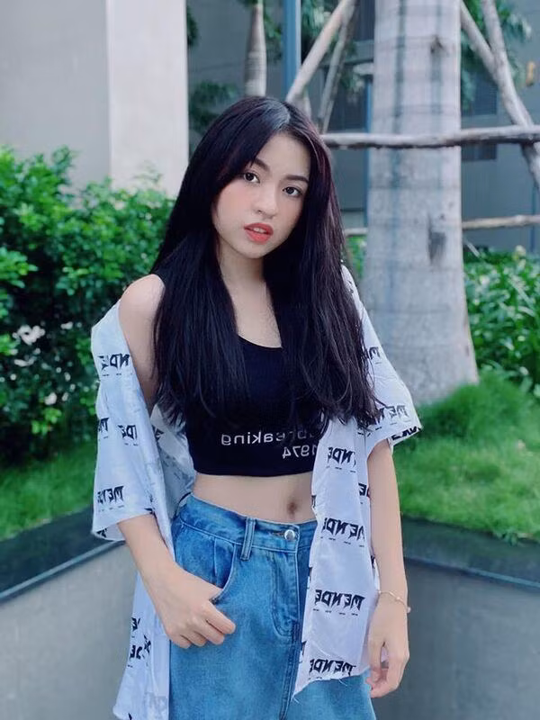 Nhận thấy điểm mạnh của mình, Trần Thanh Tâm không ngần ngại diện những chiếc áo dáng ngắn.