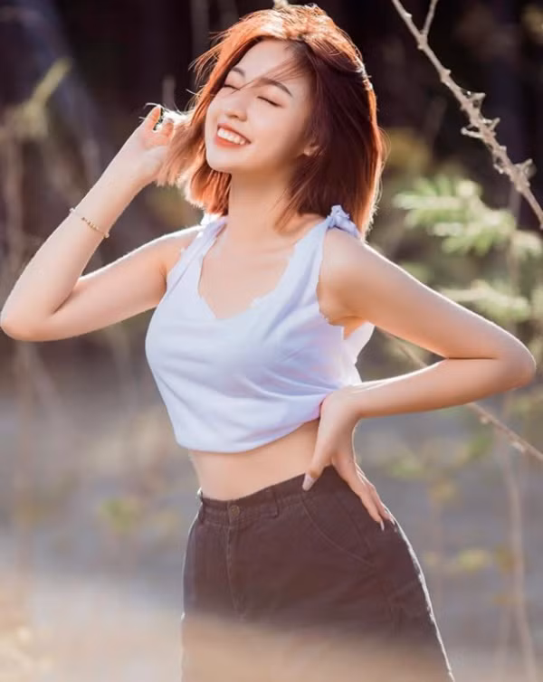 Mới đây trên MXH, hot girl Trần Thanh Tâm đã khoe những bức ảnh diện áo croptop khoe vòng eo thon và nhận nhiều lời khen đến từ CĐM.