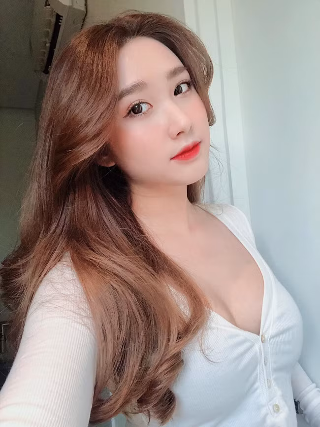 Lê Thị Thanh (biệt danh Thanh Mèo, sinh năm 1996) là hot girl khá nổi ở Sài Gòn. Cô nàng từng gây chú ý khi trở thành bạn gái tin đồn thủ môn Bùi Tiến Dũng.