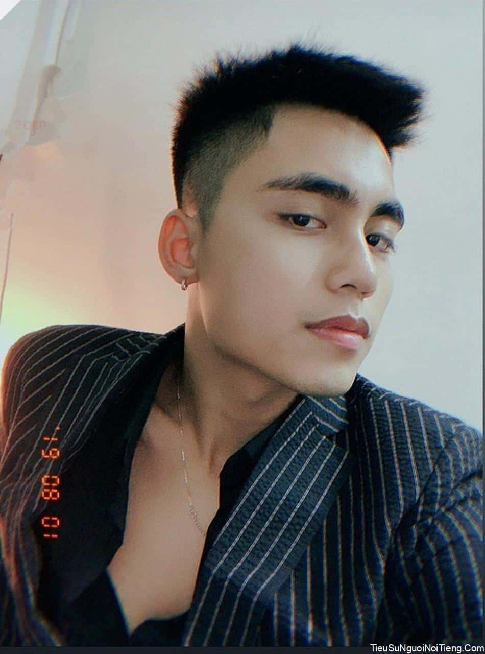 Hiện tại, dù gặp phải nhiều ý kiến trái chiều sau khi ra mắt với vai trò ca sĩ, MONO Việt Hoàng vẫn tỏ ra bình thản, tập trung vào việc quảng bá sản phẩm âm nhạc mới.