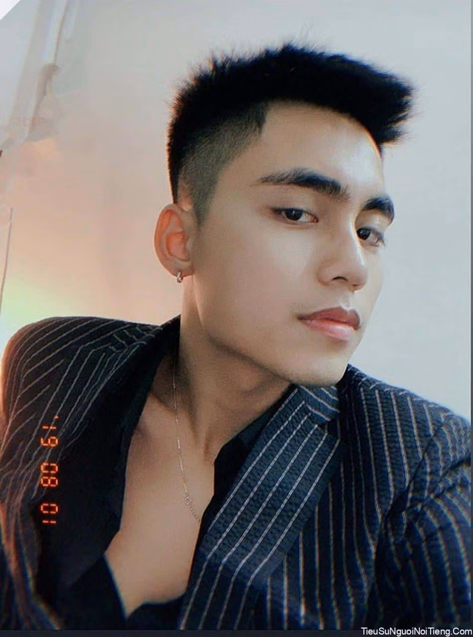 Hiện tại, dù gặp phải nhiều ý kiến trái chiều sau khi ra mắt với vai trò ca sĩ, MONO Việt Hoàng vẫn tỏ ra bình thản, tập trung vào việc quảng bá sản phẩm âm nhạc mới.