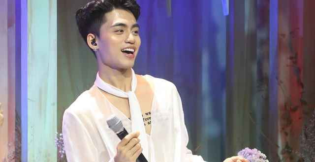 Nam ca sĩ được nhiều người nhận xét rất hòa đồng, gần gũi và lễ phép với mọi người.