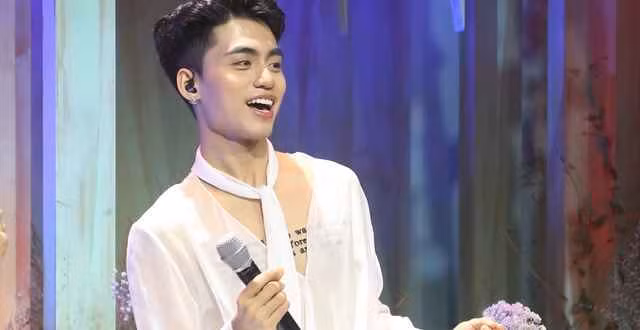 Nam ca sĩ được nhiều người nhận xét rất hòa đồng, gần gũi và lễ phép với mọi người.