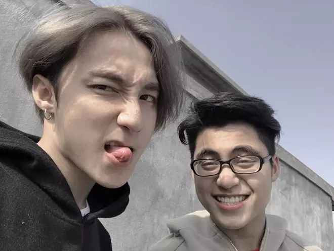 MONO tên thật là Nguyễn Việt Hoàng, sinh năm 2000 tại Thái Bình. Hiện anh chàng đang sống và làm việc trong TP HCM.