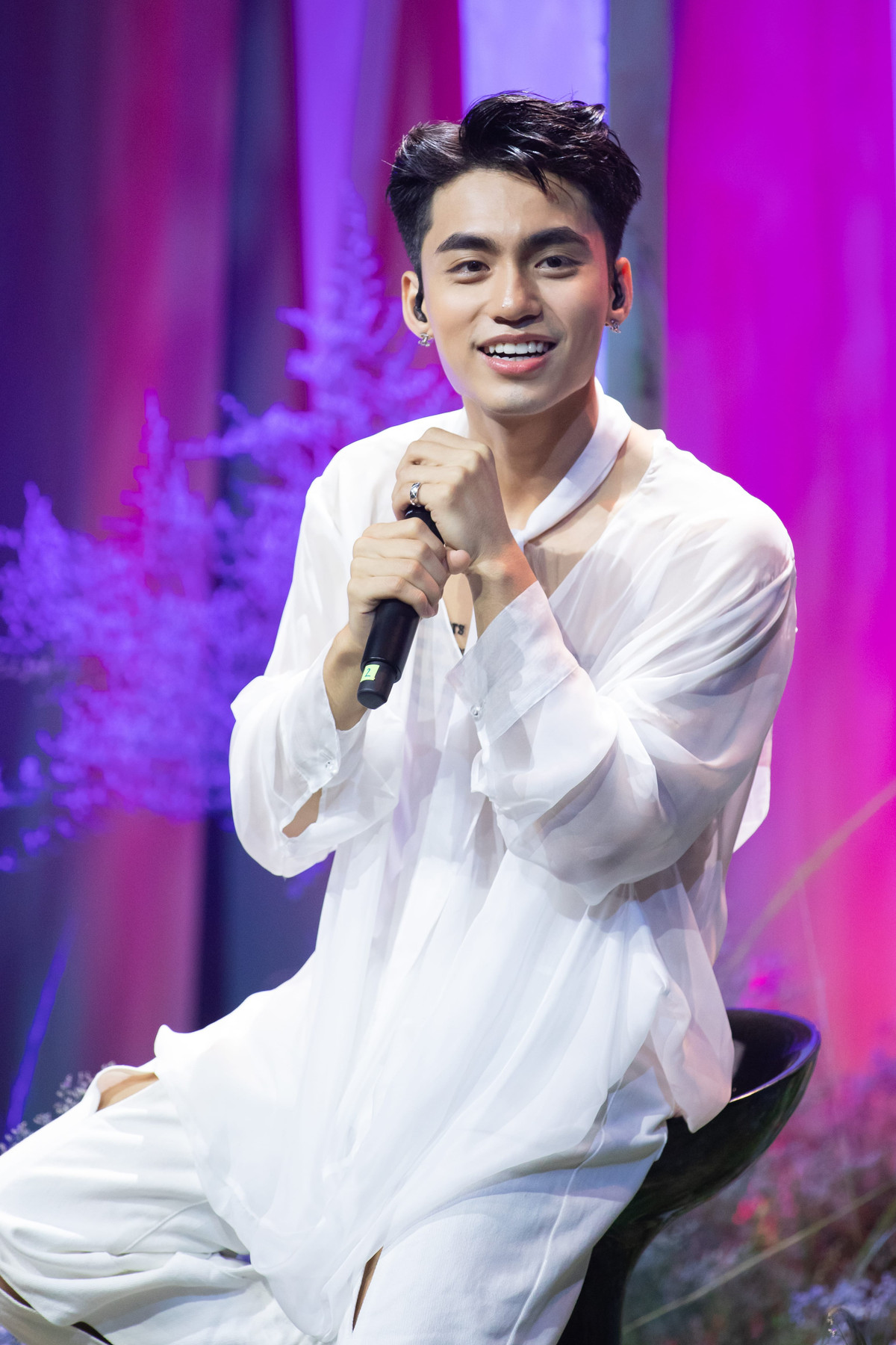 Vốn sở hữu niềm đam mê âm nhạc giống anh trai là Sơn Tùng M-TP nên ngay từ khi còn ngồi trên ghế nhà trường, MONO Việt Hoàng đã thường xuyên tham gia các hoạt động văn nghệ.