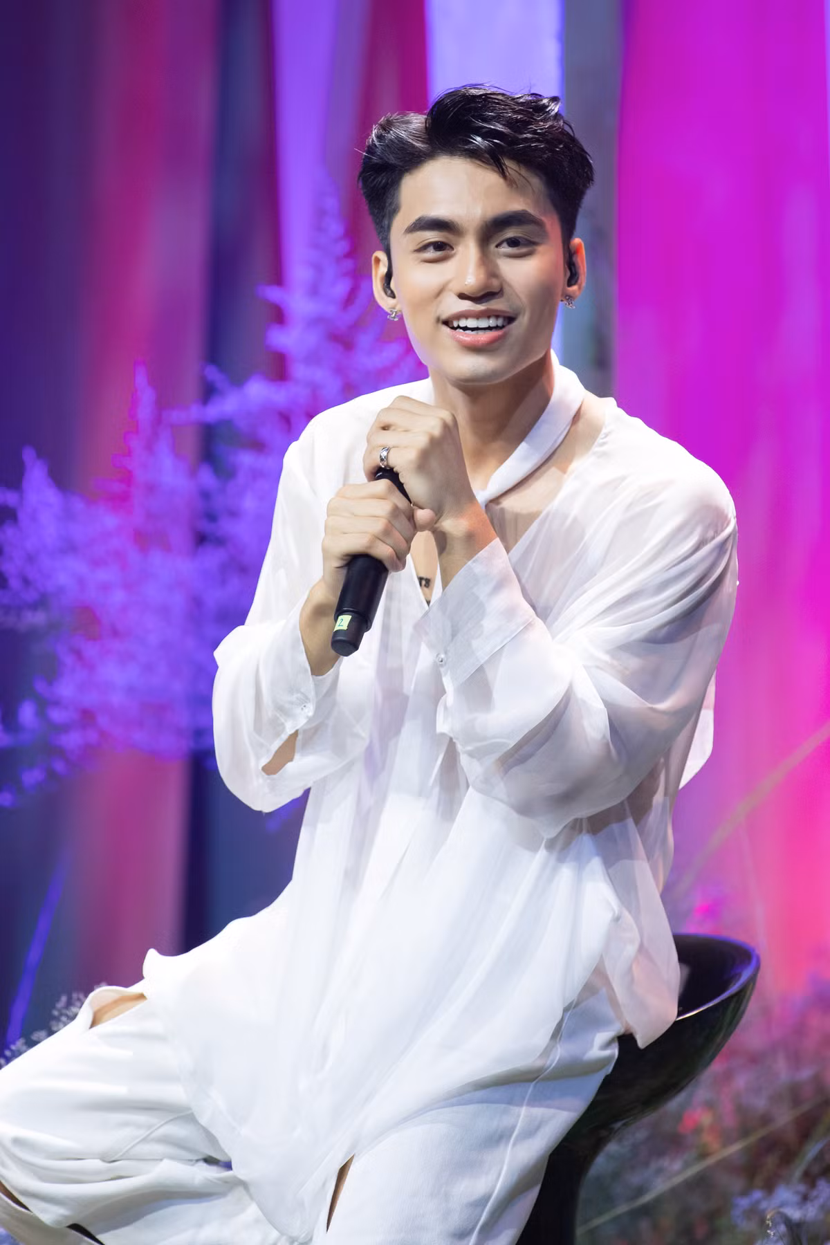 Vốn sở hữu niềm đam mê âm nhạc giống anh trai là Sơn Tùng M-TP nên ngay từ khi còn ngồi trên ghế nhà trường, MONO Việt Hoàng đã thường xuyên tham gia các hoạt động văn nghệ.