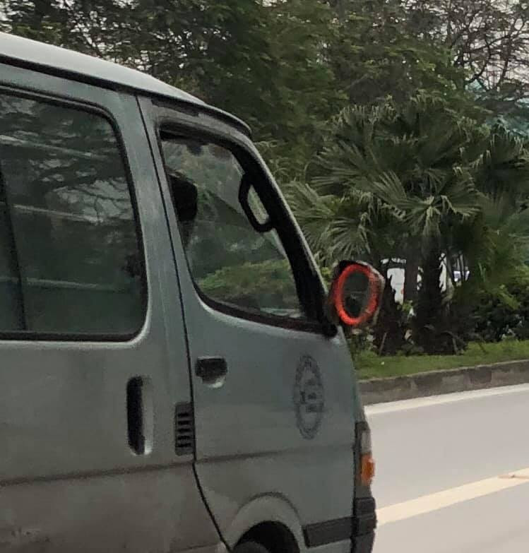 Gương chiếu hậu là vật dụng hữu ích trên các loại phương tiện để cho chủ các tài xế có thể quan sát phía sau trước khi quyết định đổi làn đường hay dừng lại.