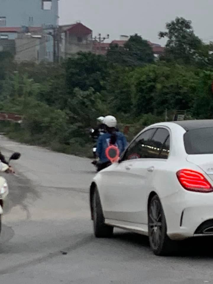 Cũng chính chiếc gương chiếu hậu "bá đạo" của xế hộp này đã trở thành câu chuyện bàn tán xôn xao trên MXH. Đi kèm với hình ảnh trên là dòng trạng thái: "Chia buồn với cụ chủ xe. Cơ mà để như này trông đáng yêu hơn mà cũng không lo mất lần 2 nữa".