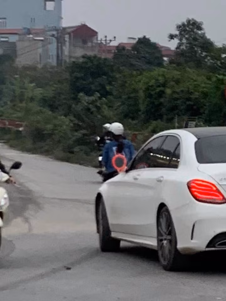 Cũng chính chiếc gương chiếu hậu "bá đạo" của xế hộp này đã trở thành câu chuyện bàn tán xôn xao trên MXH. Đi kèm với hình ảnh trên là dòng trạng thái: "Chia buồn với cụ chủ xe. Cơ mà để như này trông đáng yêu hơn mà cũng không lo mất lần 2 nữa".