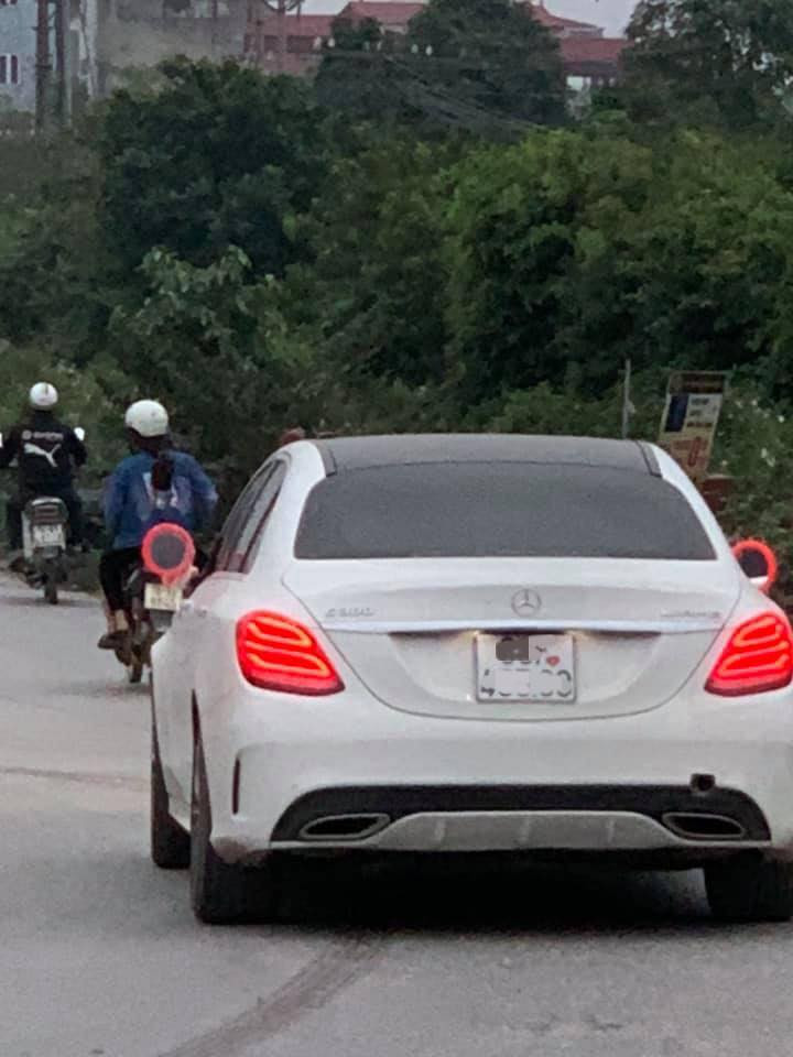 Cụ thể, chiếc xe màu trắng được xác định là của hãng Mercedes (một trong những thương hiệu xe đắt tiền). Nhưng điều gây chú ý là thay vì đôi gương chiếu hậu nguyên bản mà chiếc xe này lại được đeo những chiếc gương "huyền thoại" mà hội chị em hay sở hữu.