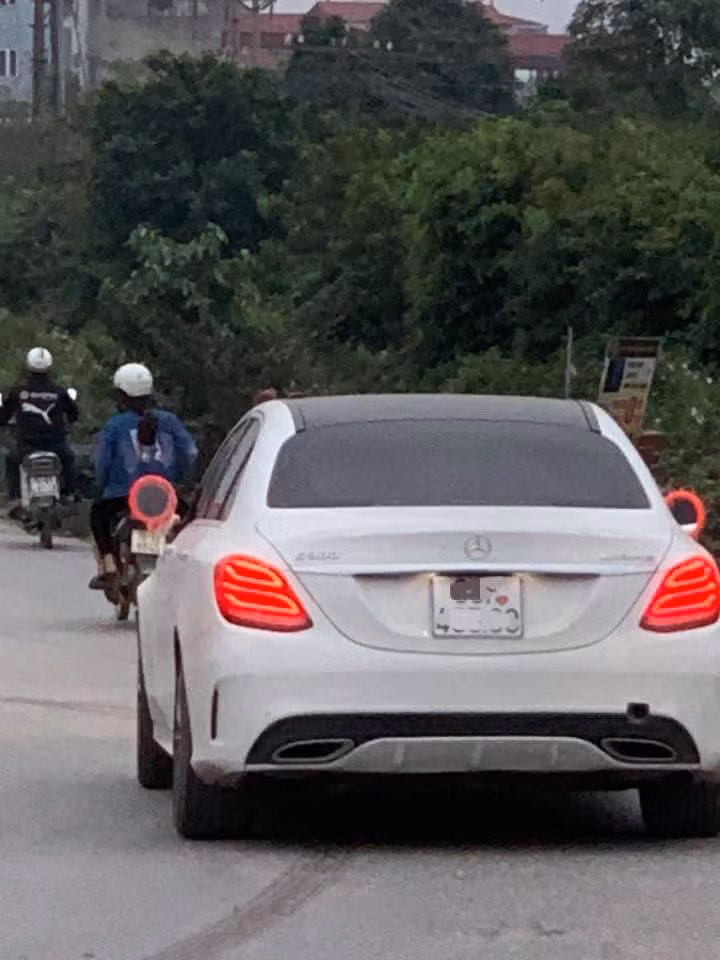 Cụ thể, chiếc xe màu trắng được xác định là của hãng Mercedes (một trong những thương hiệu xe đắt tiền). Nhưng điều gây chú ý là thay vì đôi gương chiếu hậu nguyên bản mà chiếc xe này lại được đeo những chiếc gương "huyền thoại" mà hội chị em hay sở hữu.