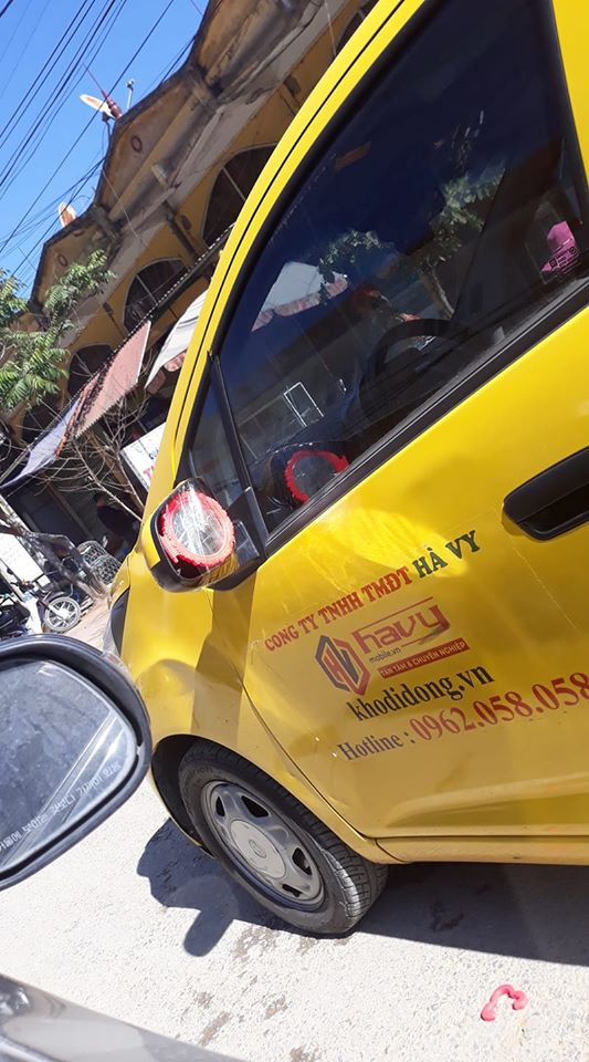 Hiện chưa rõ nguyên nhân của việc thay gương của chiếc xe sang trên là gì nhưng nó đã mang đến cho dân mạng những tràng cười khoái chí, đặc biệt khi đọc những bình luận của các thành viên khác.