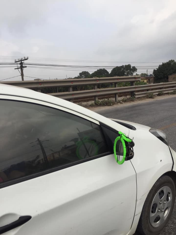 Bên cạnh việc bình luận, nhiều dân mạng cũng được dịp đăng tải những bức ảnh các xế hộp mất gương và "ấm ức" thay bằng gương độc lạ.