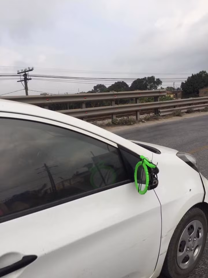 Bên cạnh việc bình luận, nhiều dân mạng cũng được dịp đăng tải những bức ảnh các xế hộp mất gương và "ấm ức" thay bằng gương độc lạ.
