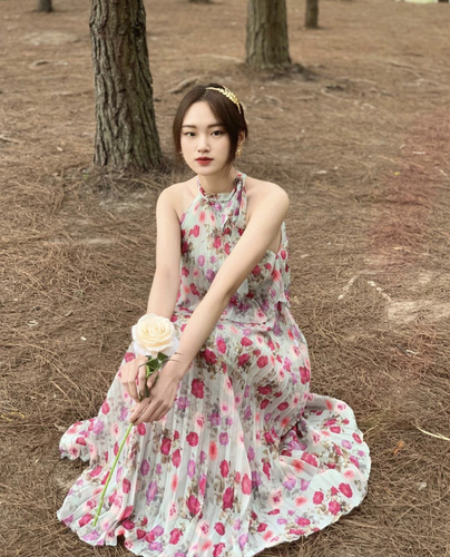 Trước khi nổi lên với đoạn clip so sánh ngoại hình với hoàng hậu Nam Phương, Châu Giang đã là một TikToker có lượt tương tác tương đối ổn định.