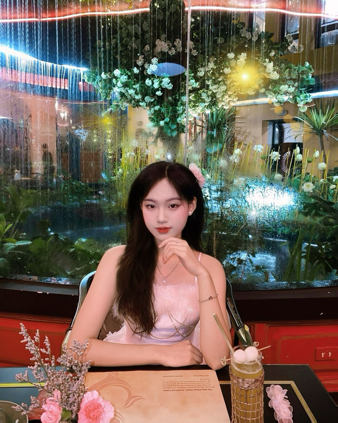 Gái xinh này cũng không phủ nhận vẻ đẹp tự nhiên của mình bằng cách sử dụng miếng dán kích mí mà chỉ vẽ eyeliner cho đuôi mắt thêm dài. Do đó, ở 1 số góc độ lại khá giống với Hoàng hậu Nam Phương.