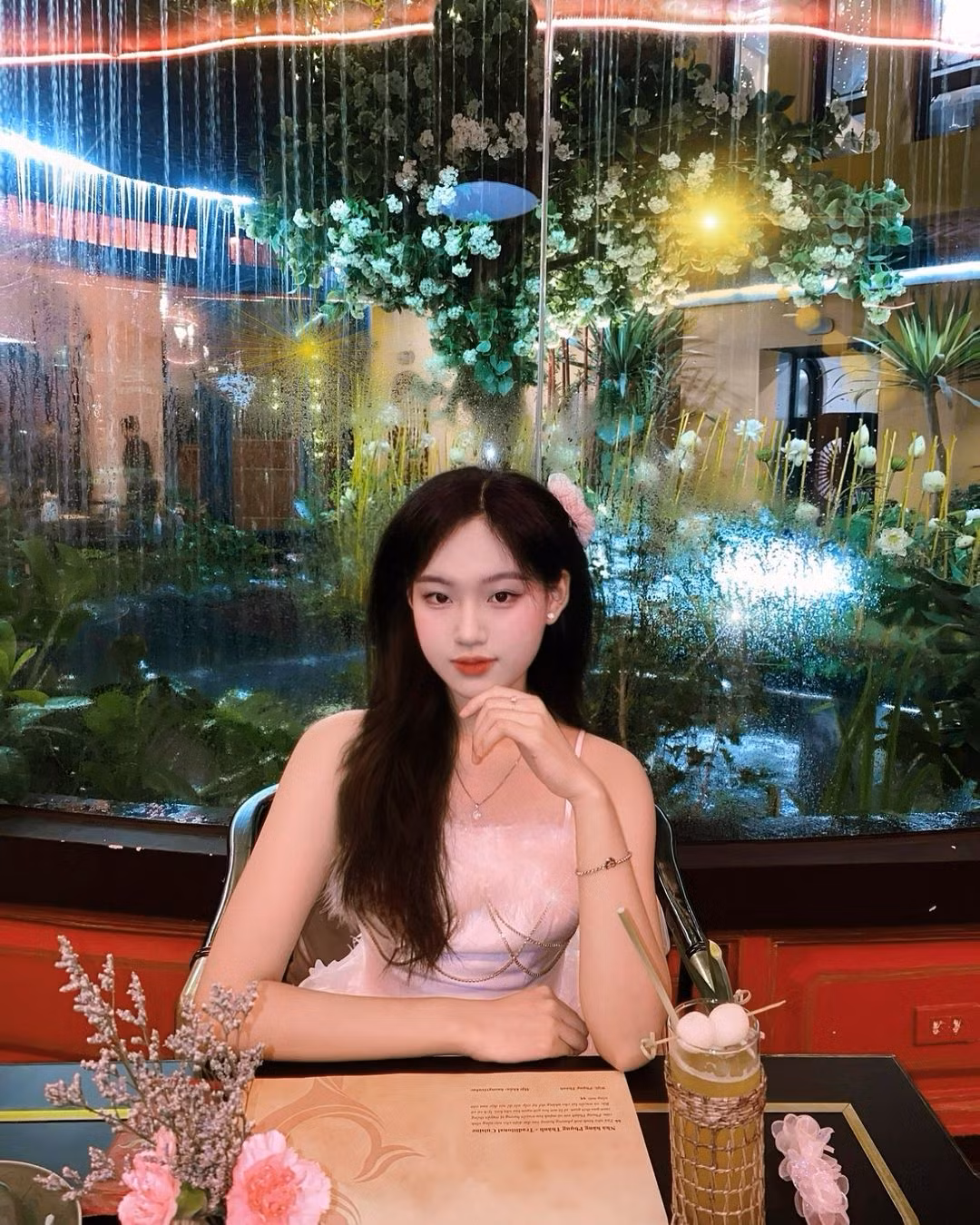 Gái xinh này cũng không phủ nhận vẻ đẹp tự nhiên của mình bằng cách sử dụng miếng dán kích mí mà chỉ vẽ eyeliner cho đuôi mắt thêm dài. Do đó, ở 1 số góc độ lại khá giống với Hoàng hậu Nam Phương.