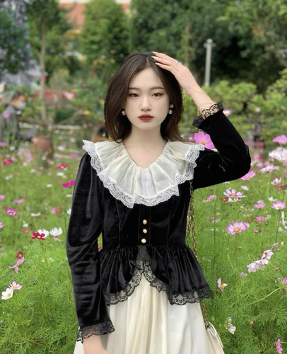 Châu Giang sở hữu phong cách nữ tính, hơi hướng tiểu thư nàng thơ. Cô nàng yêu thích màu son đỏ và lối make up hiện đại nhưng không quá đậm đà.